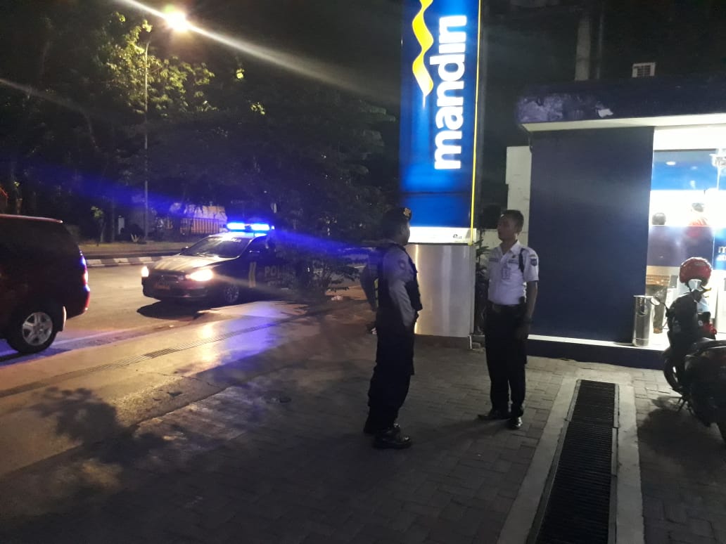 Satsabhara Polres Tanjung Perak Patroli Kantor Bank Mandiri Prapat Kurung