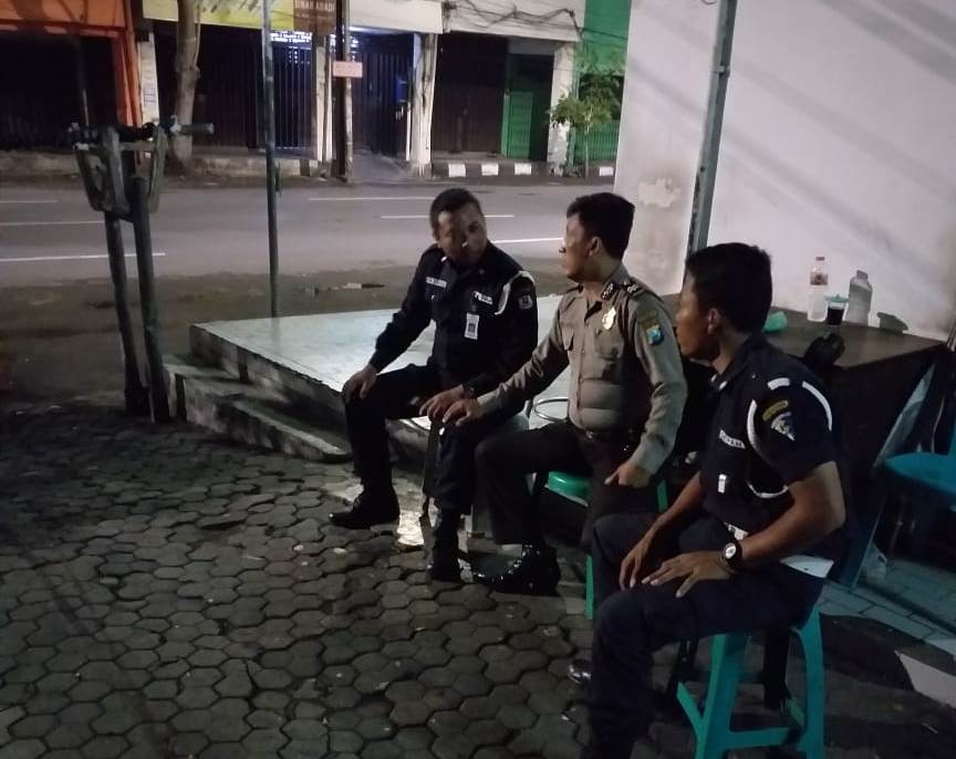 Babinkamtibmas Bongkaran Patroli Malam ke Kantor Bank CIMB Niaga