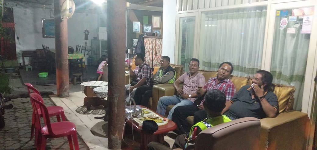 Personil Polsek Asemrowo Patroli Pemukiman Sekaligus Sambang Tomas