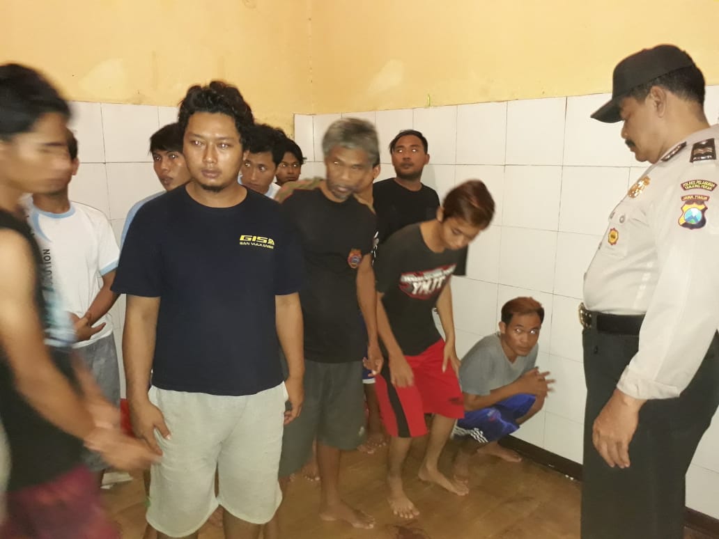 Polsek Asemrowo Cek Rutin Para Tahanan Pagi & Malam