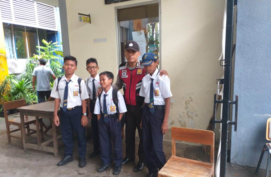 Babinkamtibmas Bongkaran Titip Pesan Rajin Belajar ke Pelajar SMPN 8