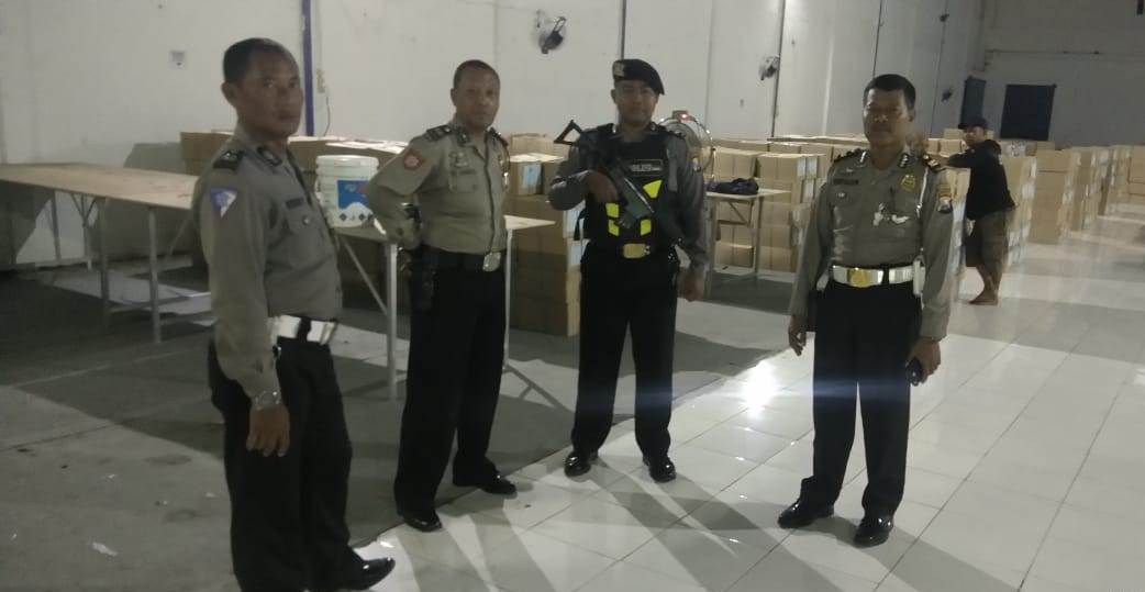 Satsabhara Polres Tanjung Perak Pantau Pengerjaan Pelipatan Kertas Surat Suara