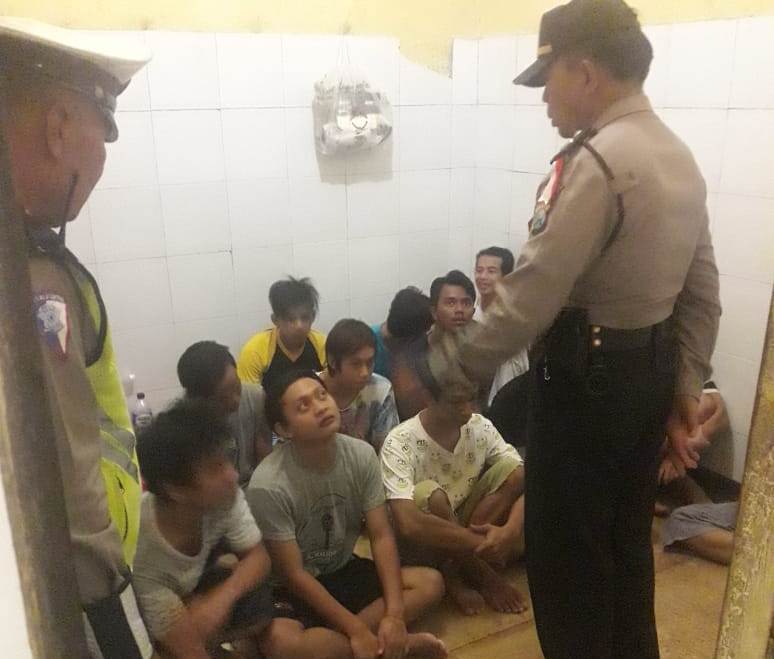 Polsek Asemrowo Laksanakan Pengecekan Para Tahanan Usai Apel Malam