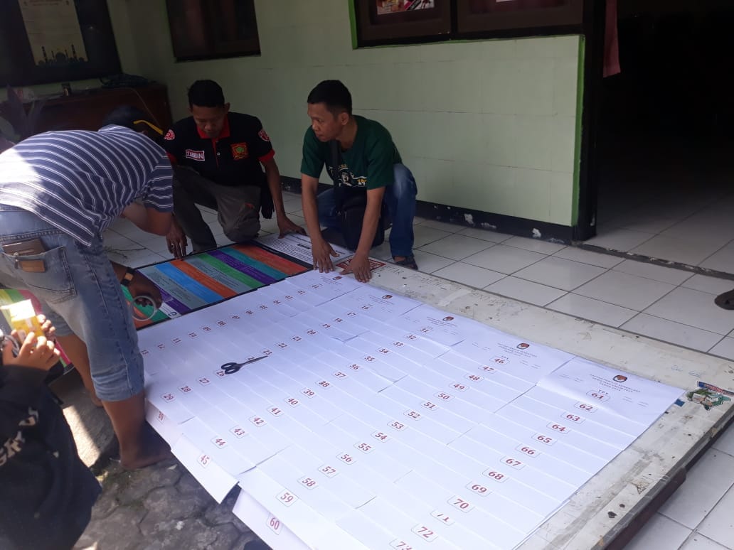 Polsek Asemrowo Pantau Pemasangan DPS
