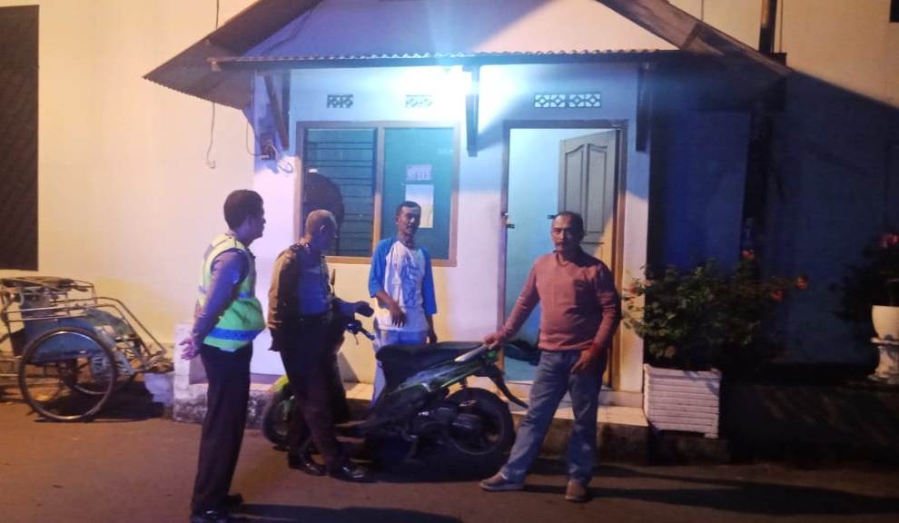 Wujudkan Rasa Aman di Masyarakat, Polsek Asemrowo Lakukan Patroli Pemukiman