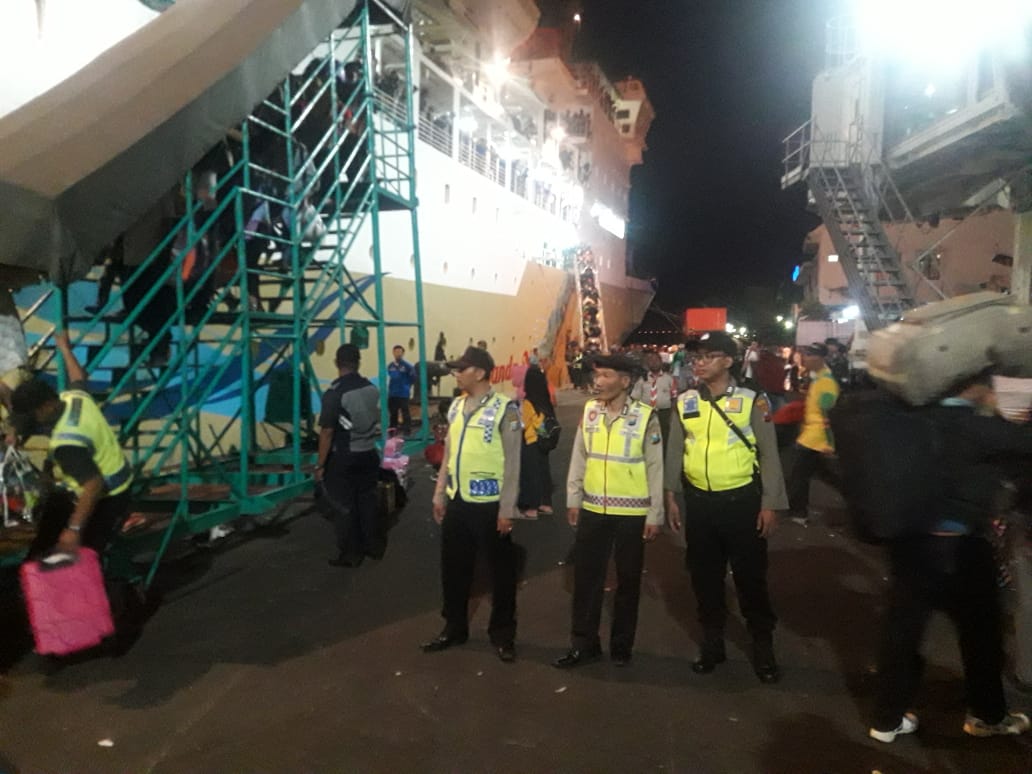 Personil Polres Tanjung Perak Pantau Aktivitas Mudik di Dalam Pelabuhan GSN