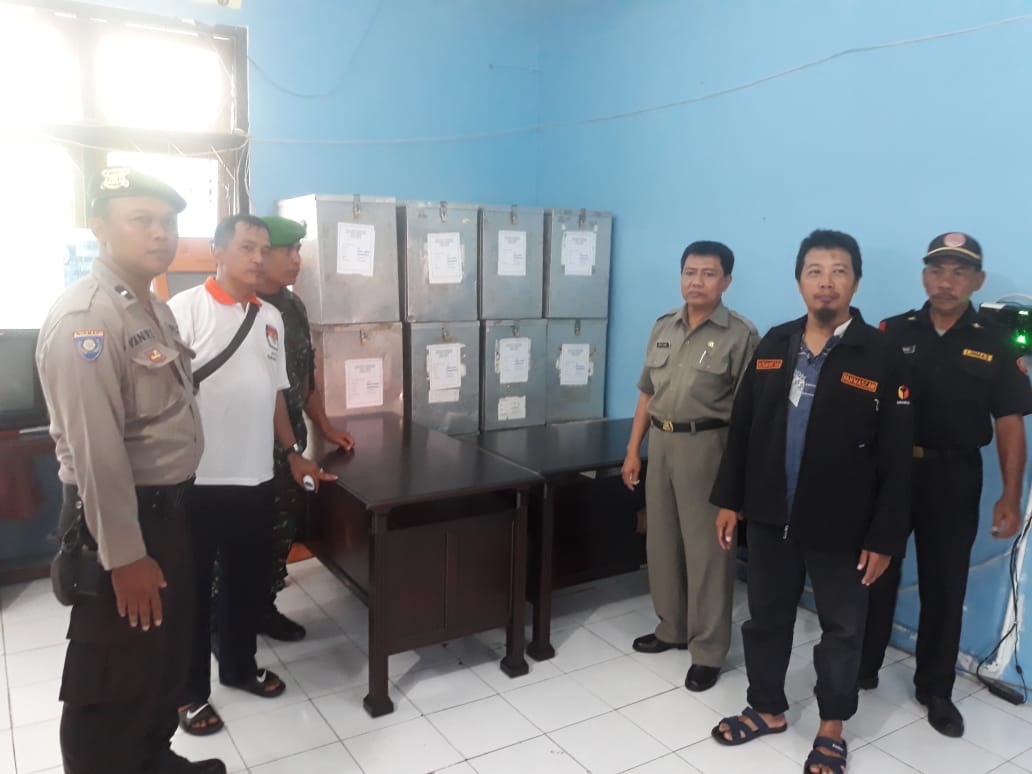 Babinkamtibmas Perak Barat Ikut Mengecek Kondisi Bilik & Kotak Suara