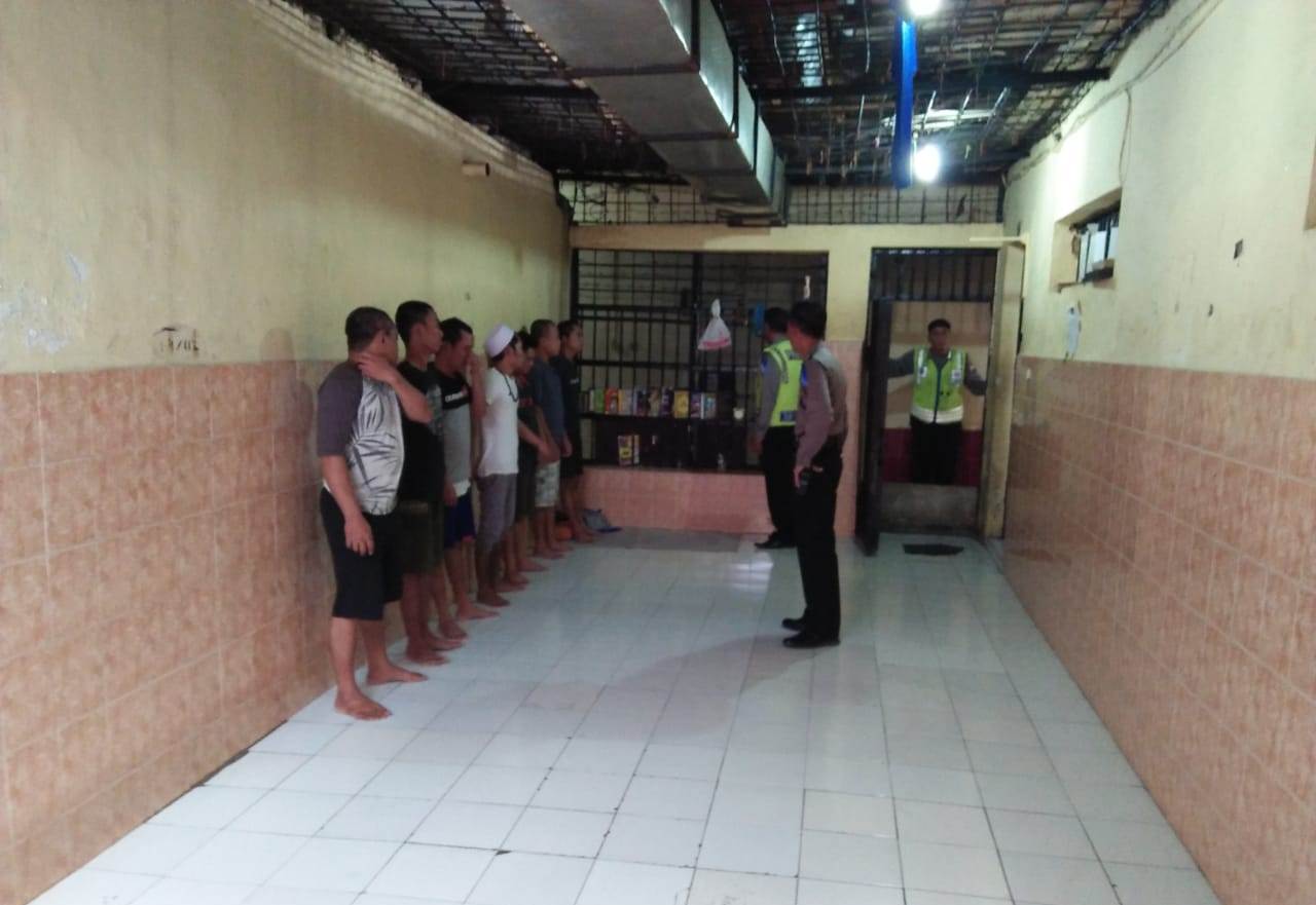 Polsek Krembangan Cegah Penyelundupan Narkoba Melalui Pengecekan Tahanan