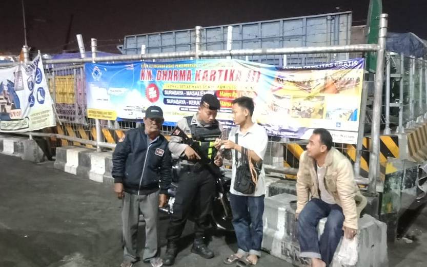Satsabhara Polres Tanjung Perak Patroli Obyek Vital di Pelabuhan Roro