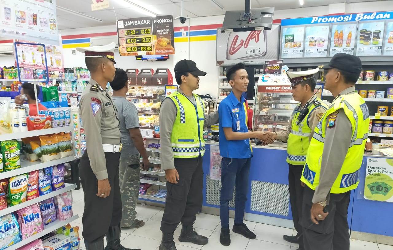 Polsek Asemrowo Gelar Patroli Malam di Mini Market, Antisipasi 3C