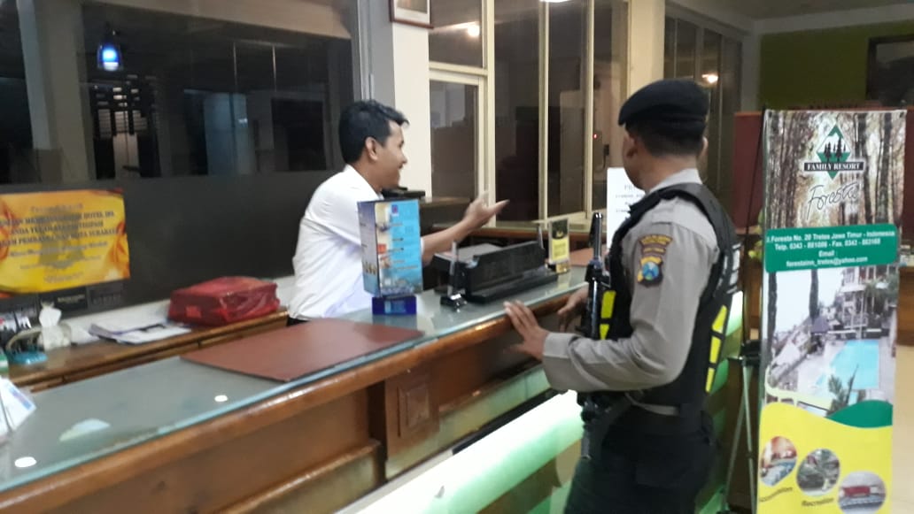 Satsabhara Polres Tanjung Perak Pantau Keamanan Hotel Pacific Melalui Patroli Malam