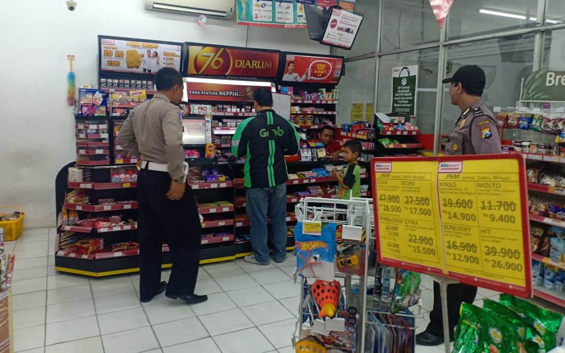 Patroli Malam di Mini Market, Polsek Kenjeran Sampaikan Pesan Waspada Uang Palsu