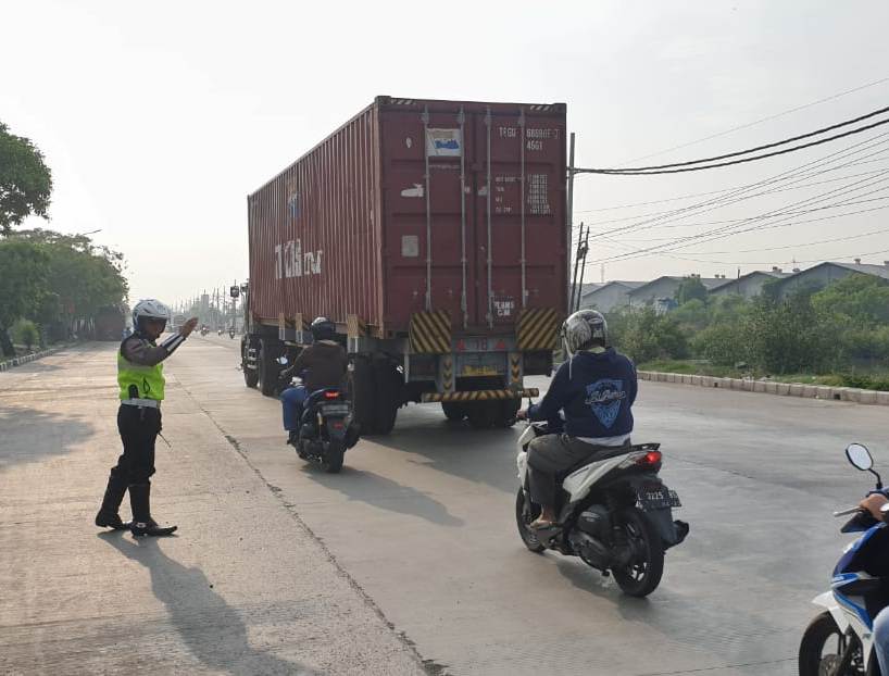 Satlantas Polres Tanjung Perak Gelar Pengaturan Pagi, Berikan Pelayanan Kepada Pekerja & Anak Sekolah