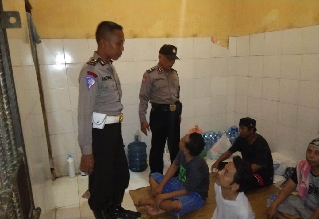 Cegah Tahanan Melarikan Diri, Polsek Asemrowo Laksanakan Pengecekan Rutin