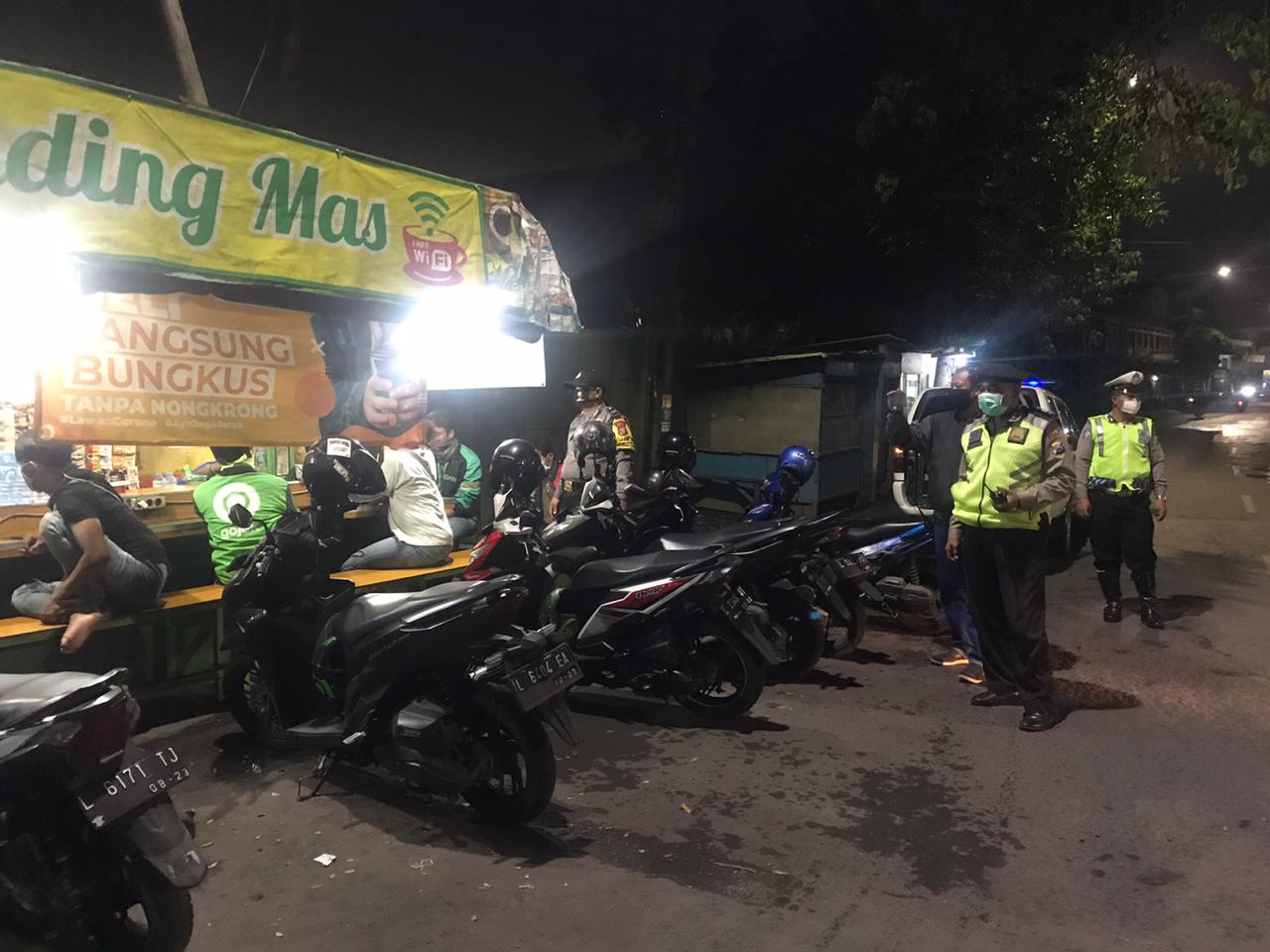Polsek Pabean Cantikan Gelar Patroli di Warkop & Cafe, Sampaikan Pesan Jaga Jarak