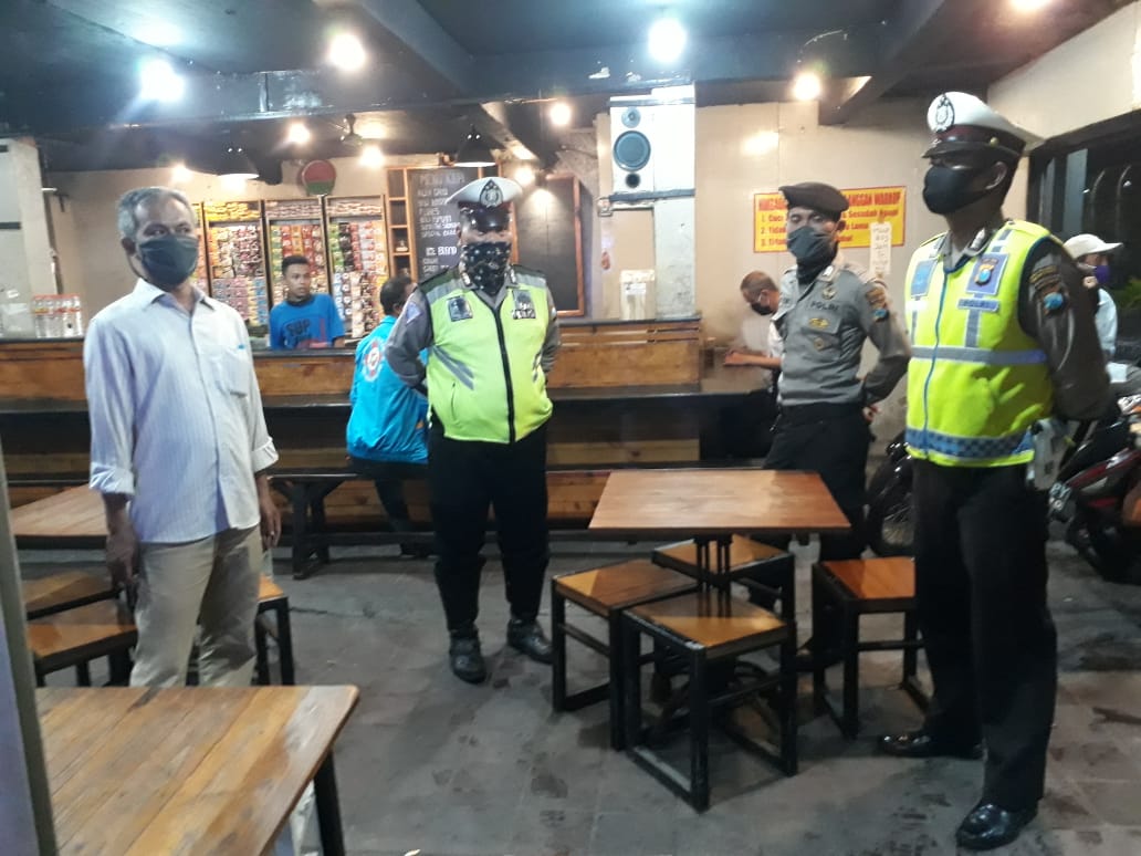 Gelar Patroli di Warkop & Cafe, Polsek Asemrowo Sampaikan Himbauan Jaga Jarak