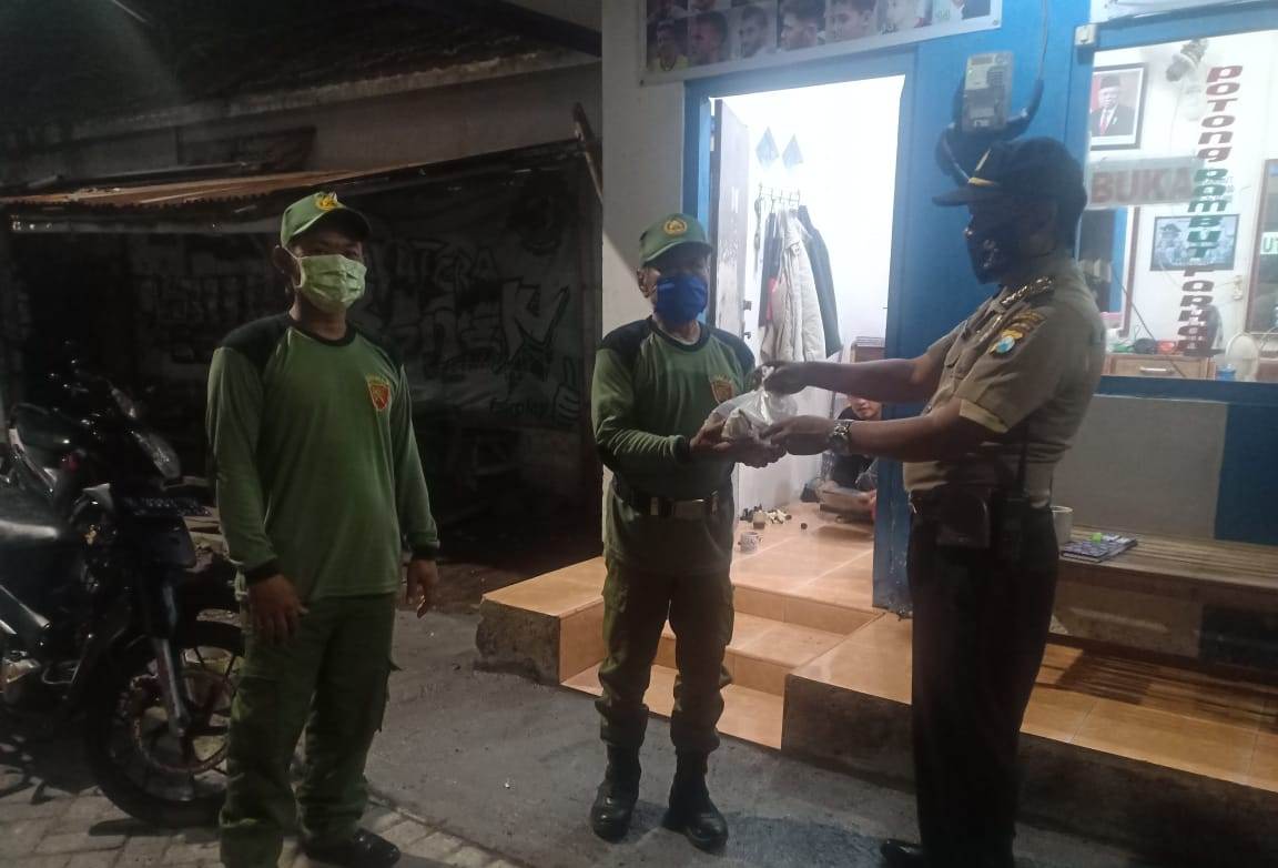 Polsek Kenjeran Bagikan Nasi Bungkus Untuk Makan Sahur