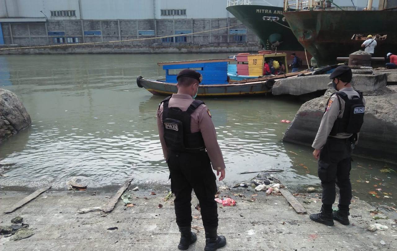 Satsabhara Polres Tanjung Perak Pantau Debit Air di Pelabuhan Kalimas, Antisipasi Potensi Banjir