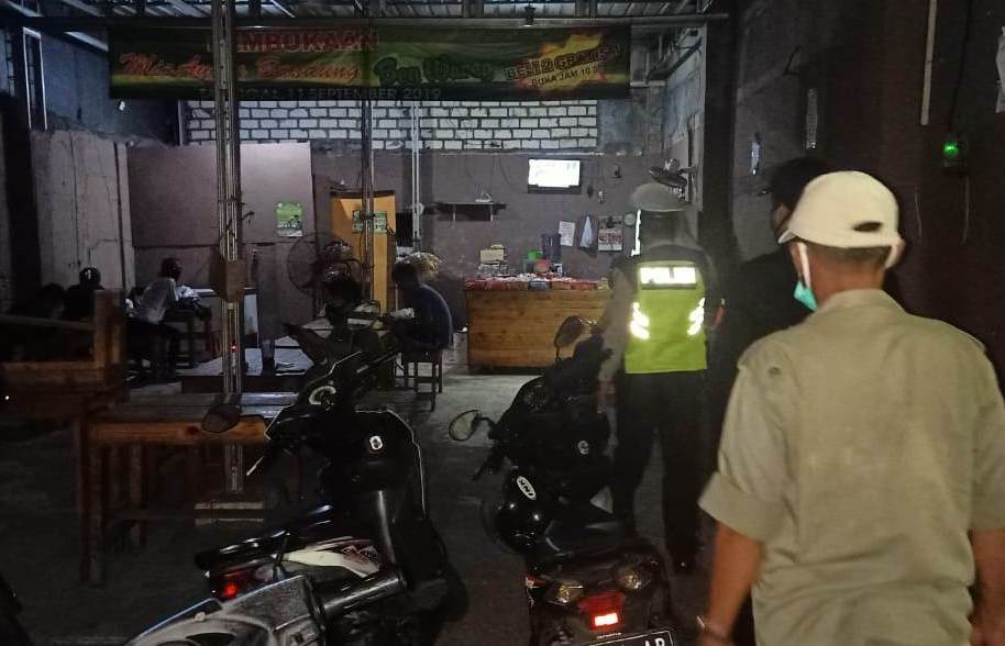 Polsek Asemrowo Patroli Malam di Warkop, Bubarkan Kerumunan