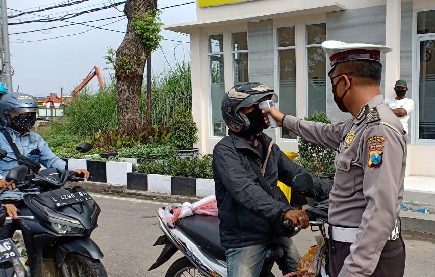 Anggota Piket Pospam Suramadu Polres Tanjung Perak Laksanakan Penyekatan Kendaraan Dari Madura