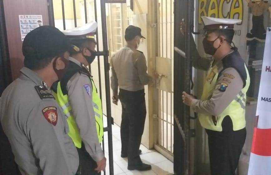 Antisipasi Tahanan Sakit, Polsek Asemrowo Lakukan Pengecekan Pagi & Malam