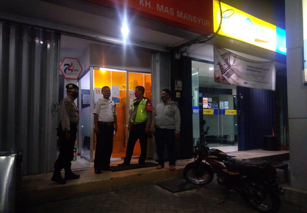 Pantau Keamanan Perbankan, Polsek Semampir Gelar Patroli Malam