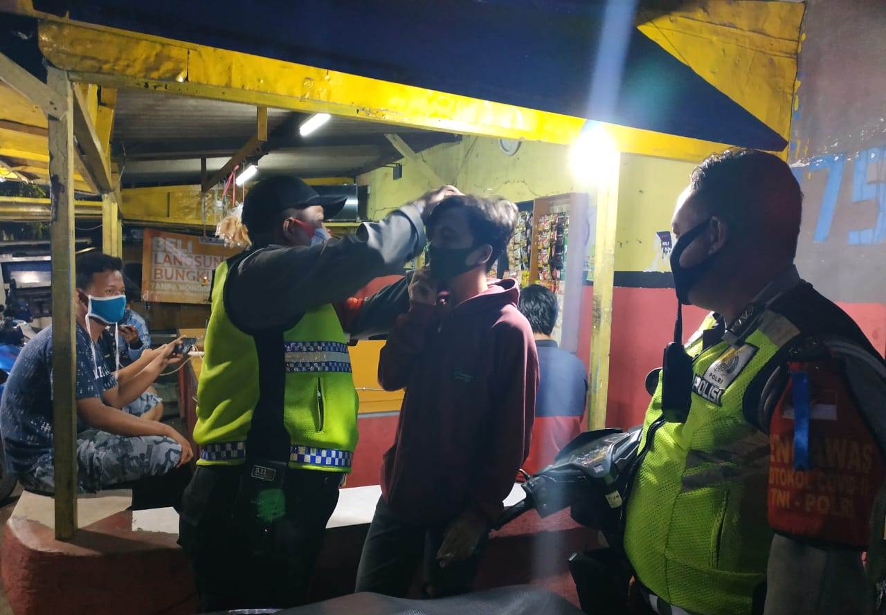 Polsek Semampir Sosialisasikan Aturan Jam Malam & Bagikan Masker Gratis Ke Warkop