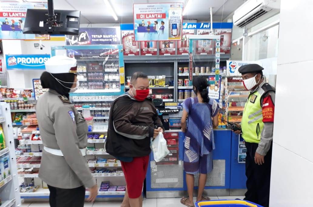 Polsek Pabean Cantikan Gelar Patroli di Mini Market, Sosialisasikan Aturan Jam Malam
