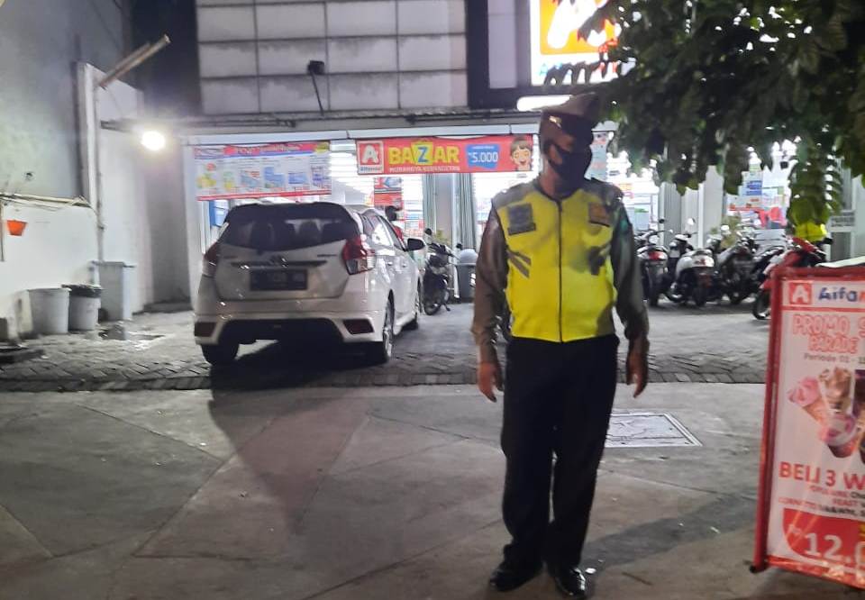 Polsek Krembangan Patroli Mini Market, Antisipasi Pencurian