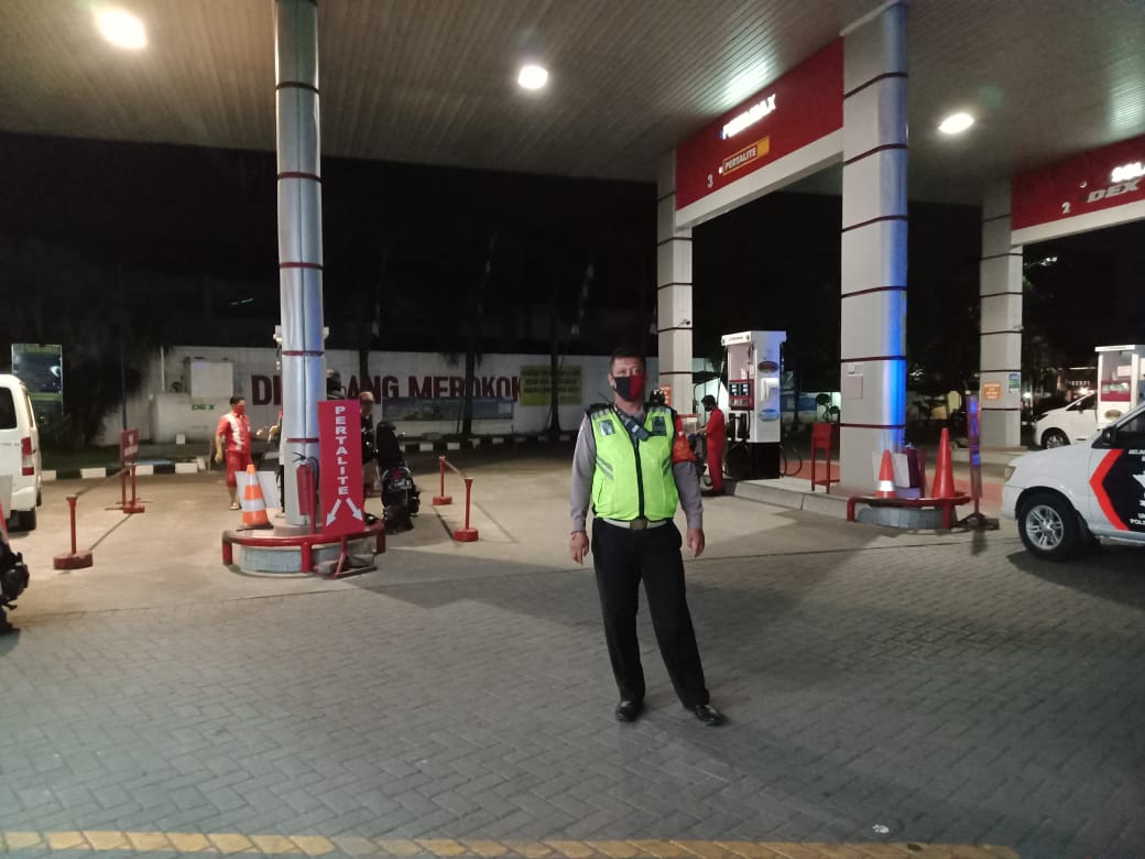 Polsek Semampir Gelar Patroli Malam di SPBU, Titip Pesan Waspada Aksi Kriminalitas