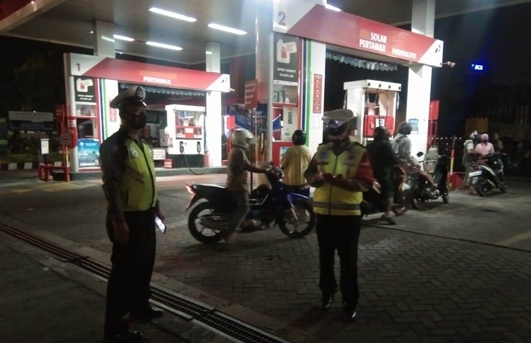 Polsek Pabean Cantikan Lakukan Patroli Malam di SPBU, Sampaikan Pesan Waspada 3C