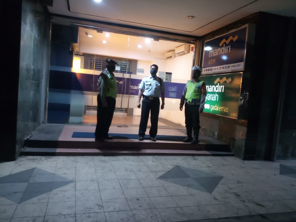 Pantau Keamanan Kantor Bank, Pesonil Polsek Pabean Cantikan Lakukan Patroli Malam
