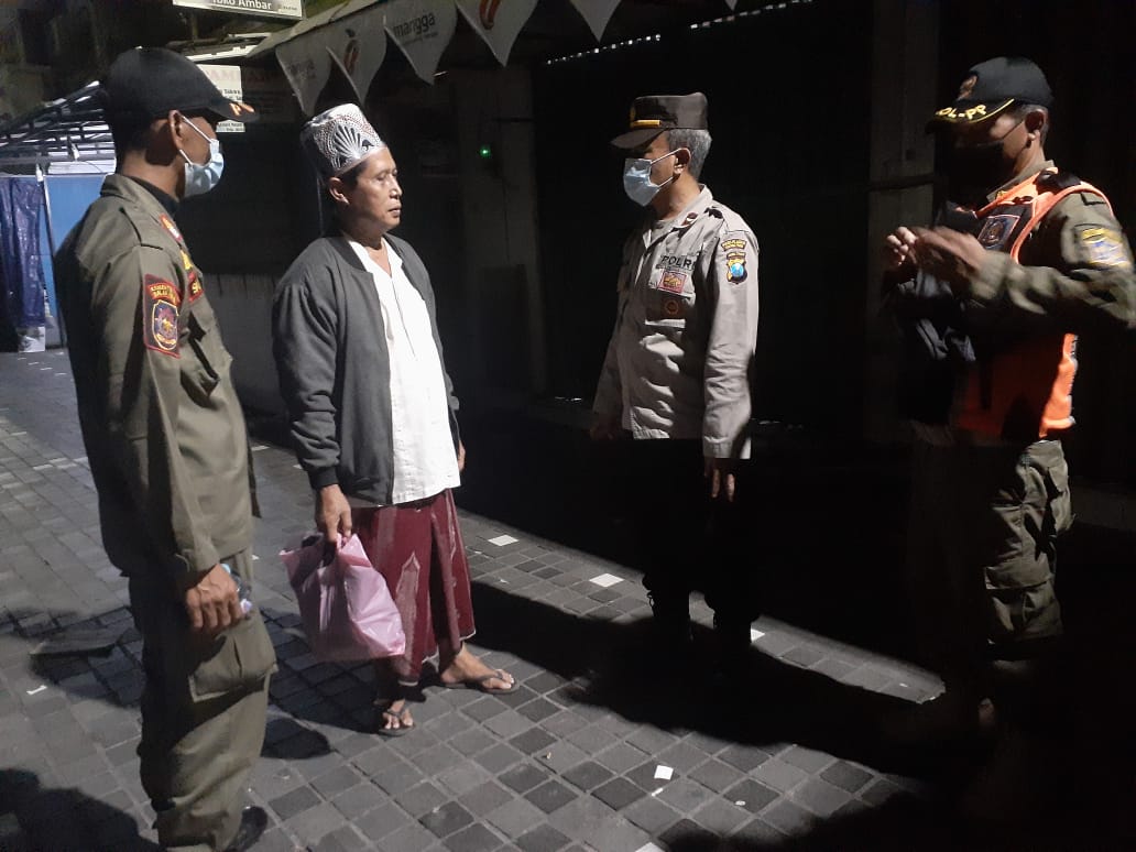 Polsek Semampir Lakukan Patroli Jalan Kaki, Pantau Penerapan Prokes di Wisata Religi Ampel