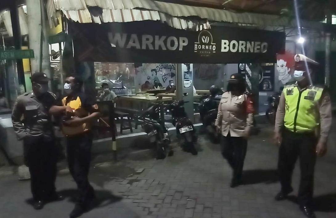 Polsek Asemrowo Gelar Razia Pemberlakuan Jam Malam di Warkop-Warkop