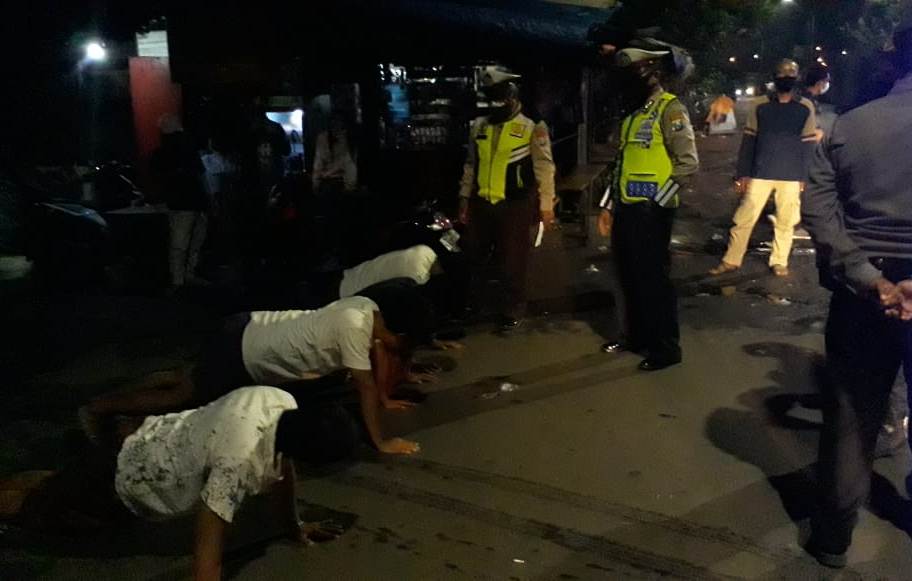 Polsek Asemrowo Laksanakan Operasi Pemberlakuan Jam Malam & Penertiban Masker Bareng Linmas