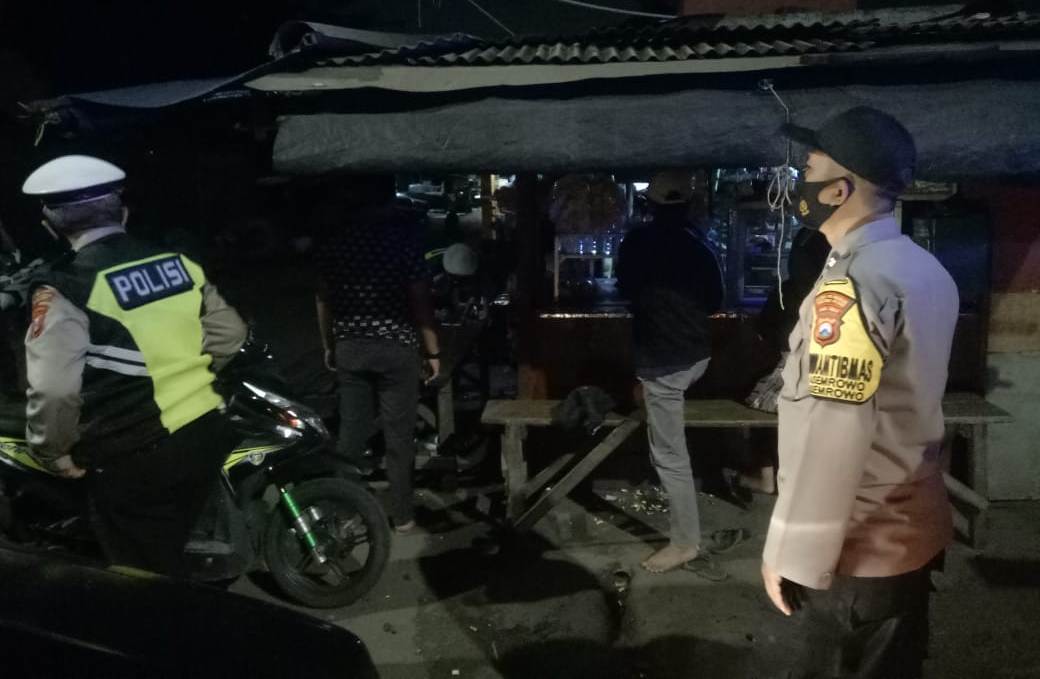 Polsek Asemrowo Lakukan Operasi Pemberlakuan Jam Malam di Warkop-Warkop Bareng Koramil & Linmas
