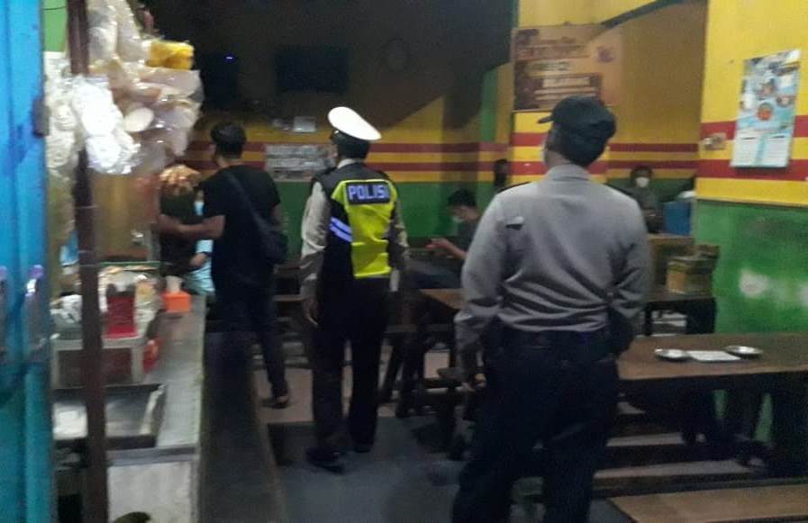 Polsek Asemrowo Cegah Kerumunan di Warung-Warung, Lakukan Operasi Pemberlakuan Jam Malam