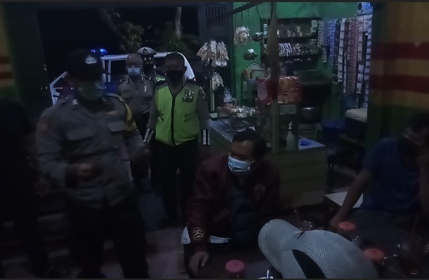 Polsek Asemrowo Gelar Operasi Jam Malam & Penertiban Masker di Warkop-Warkop Untuk Tekan Penyebaran Covid-19