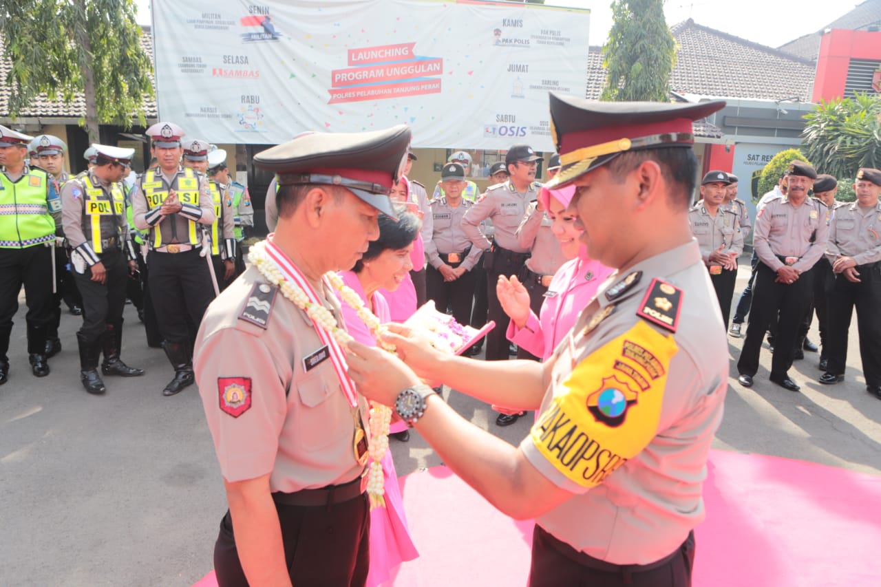Wakapolres Tanjung Perak Pimpin Upacara Purna Tugas