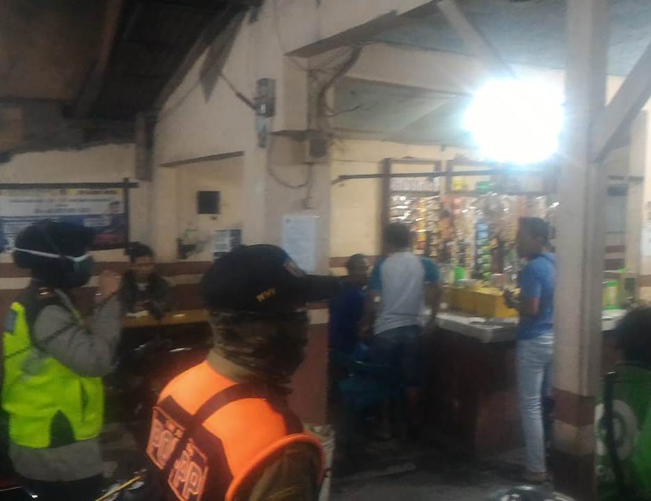 Kapolsek Kenjeran Pimpin Patroli di Warkop & Cafe, Sosialisasikan Jaga Jarak Ke Pengunjung