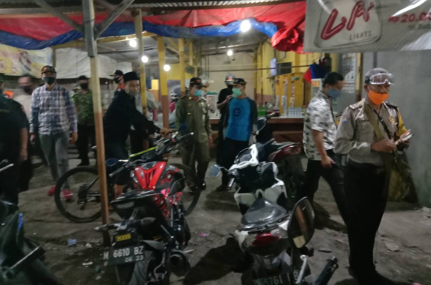 Polsek Kenjeran Bareng Instansi Samping Laksanakan Penertiban & Pembagian Masker
