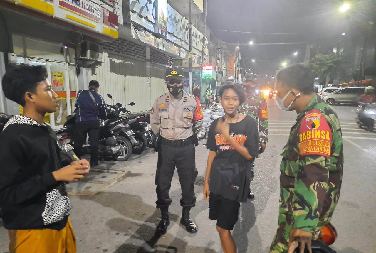 Tekan Penyebaran Covid-19, Polsek Pabean Cantikan Gencar Lakukan Operasi Yustisi PPKM Bersama Satpol PP