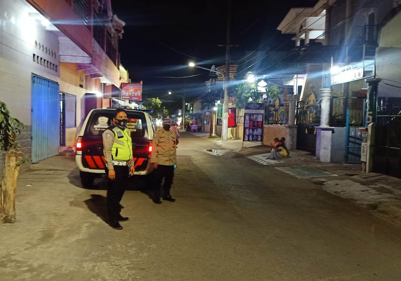 Unit Lantas Polek Semampir Lakukan Patroli Malam di Pemukiman, Sampaikan Pesan Waspada Orang Tak Dikenal