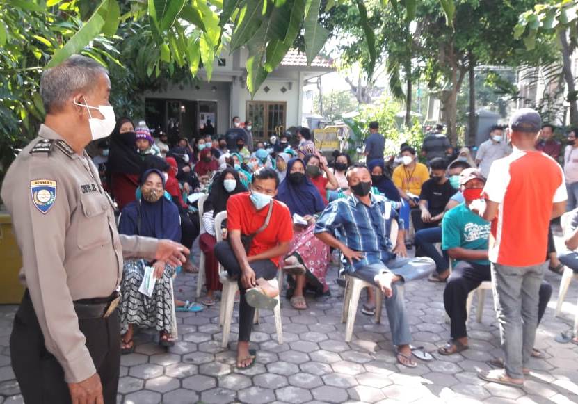 Babinkamtibmas Kenjeran Kawal Pelaksanaan Vaksinasi di Kantor Kelurahan