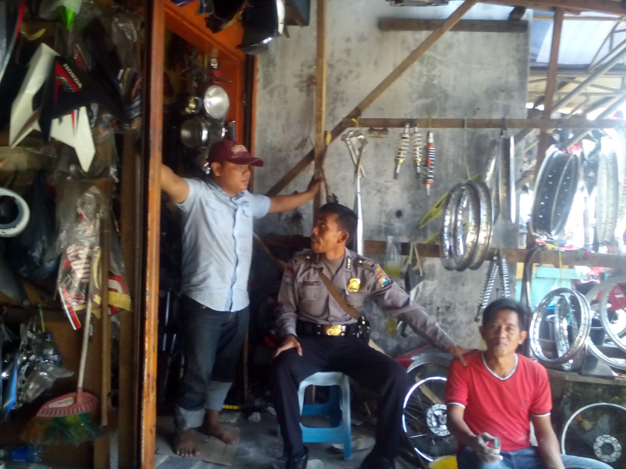 Sampaikan Himbauan Waspada Kebakaran Kepada Pedagang Pasar Loak