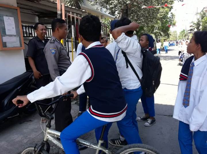 Babinkamtibmas Takal Kedinding Sampaikan Himbauan Jauhi Miras ke Murid SMP