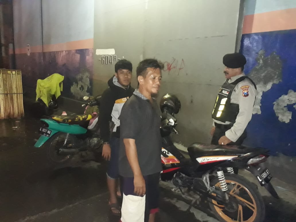 Personil Satsabhara Polres Tanjung Perak Patroli Malam di Dermaga Kalimas