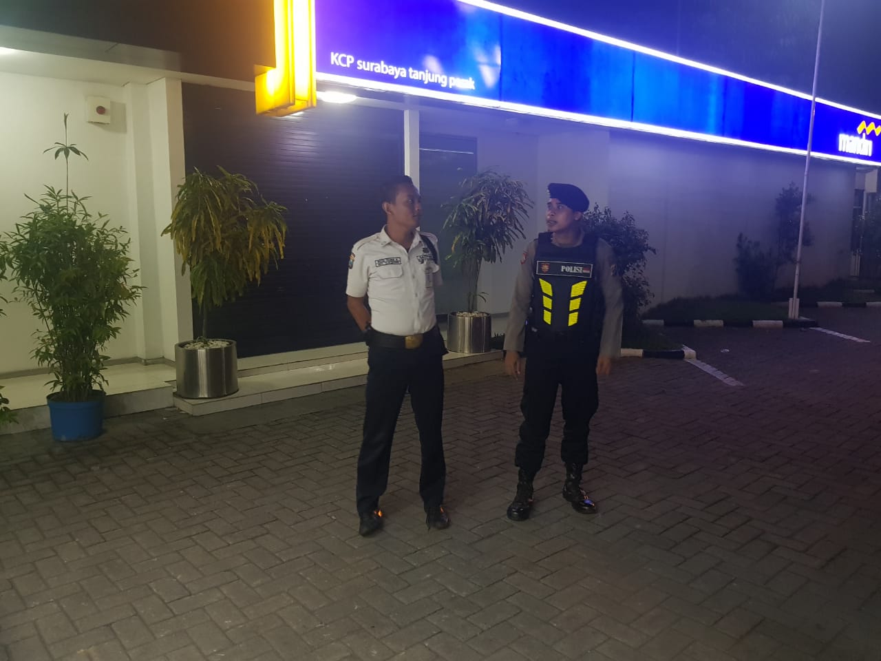 Satsabhara Polres Tanjung Perak Patroli Kantor Bank, Antisipasi Tindak Kriminalitas