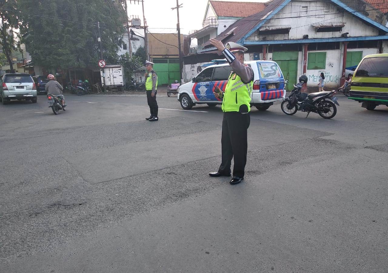 Unit Lantas Polsek Pabean Cantikan Bantu Kepulangan Pekerja Melalui Pengaturan Sore