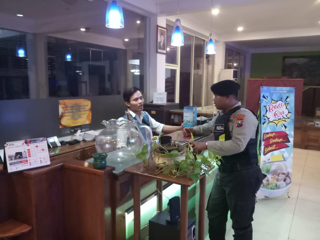 Satsabhara Polres Tanjung Perak Sampaikan Himbauan Kamtibmas ke Petugas Hotel